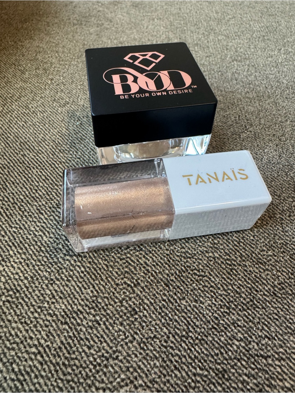Makeup bundle: Tanais liquid eyeshadow and BYOD loose setting powder